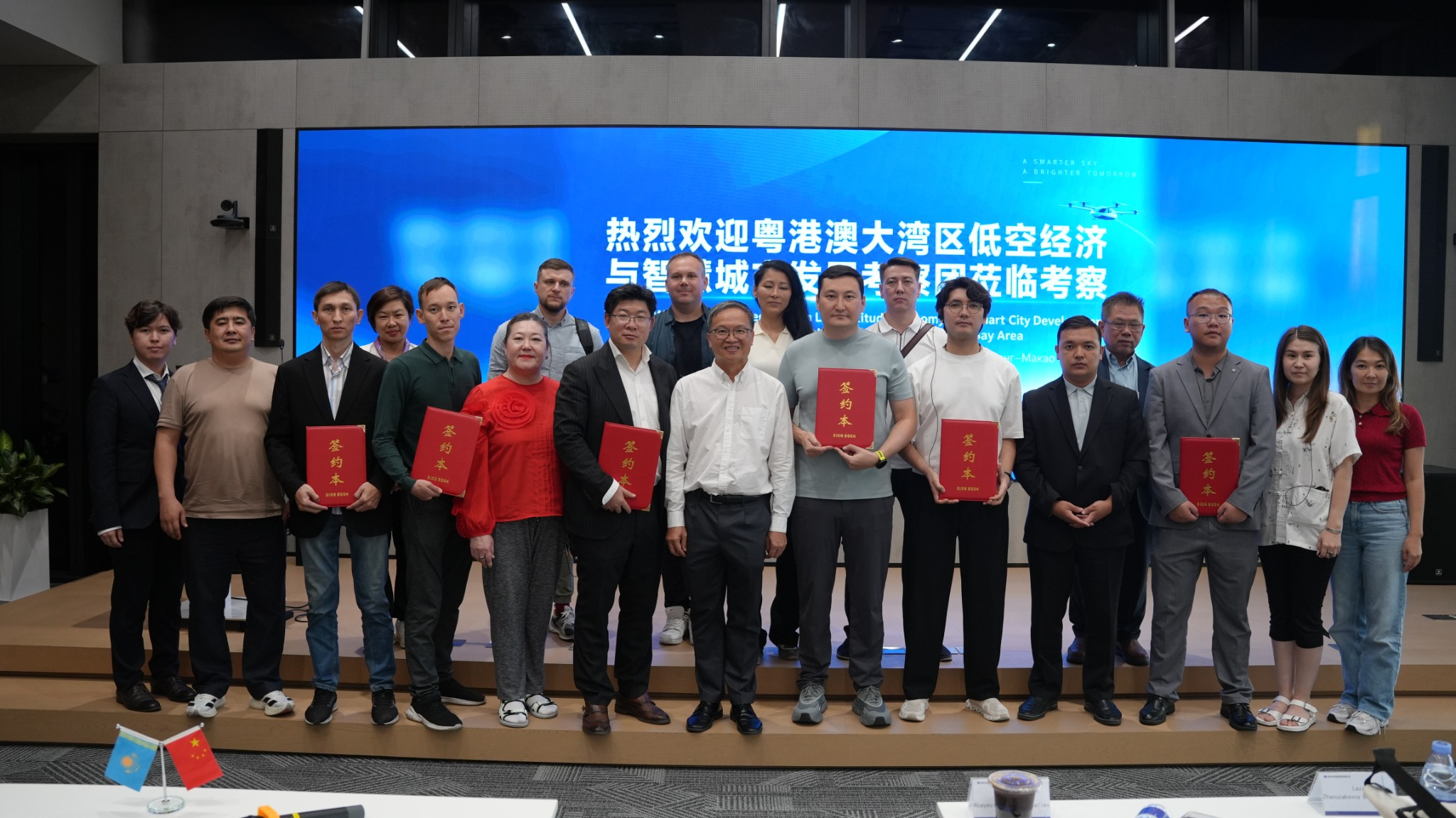哈萨克斯坦代表团到访深城交，签署人工智能合作备忘录